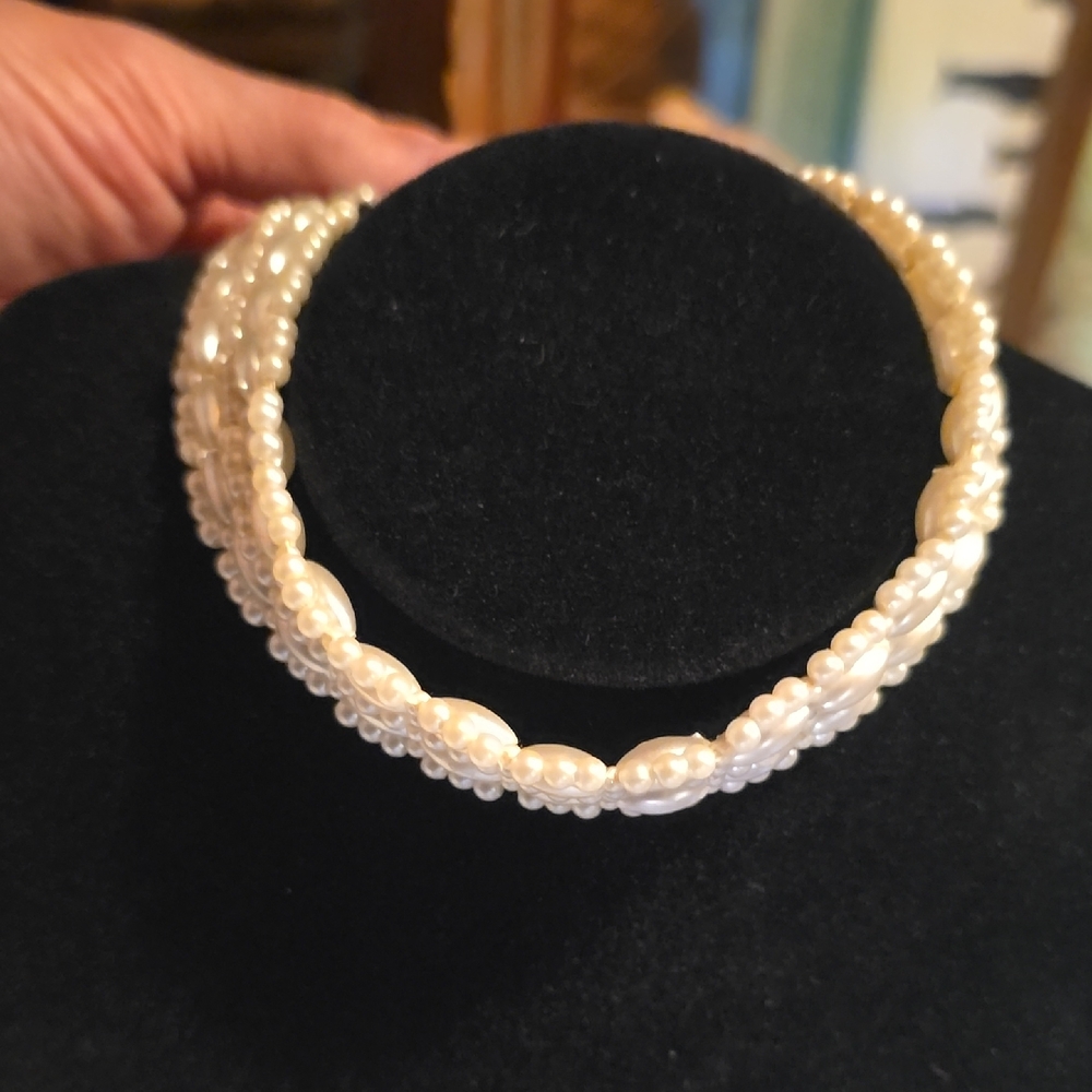 Elegant Faux Pearl Necklace